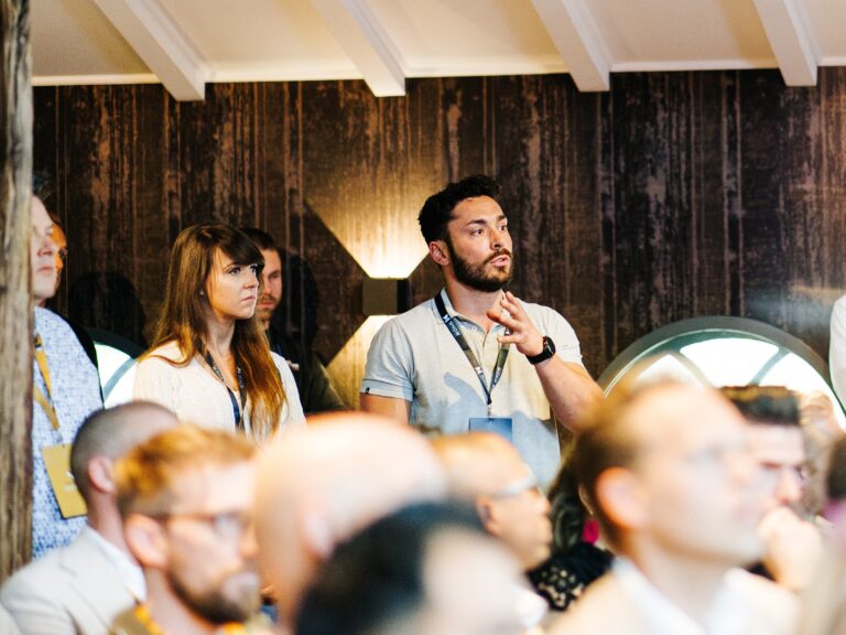 Netwerken als introvert: hoe je overleeft in een zee van small talk