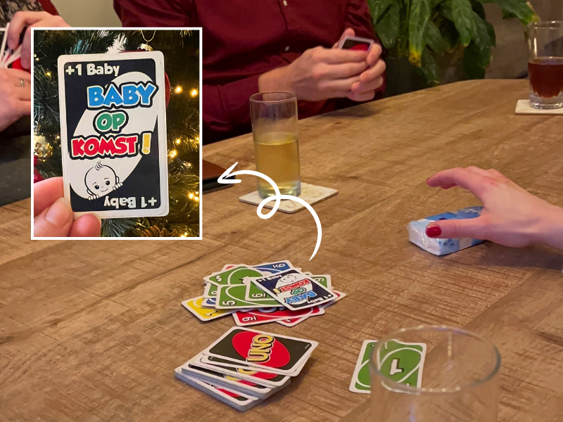 Het spelletje Uno spelen als zwangerschapsaankondiging