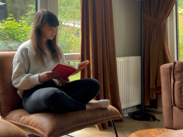 Terugtrekken met een goed boek is een van de dingen die elke introvert wel eens doet.