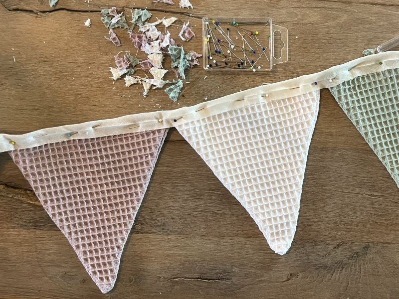 De vlaggetjes aan de band bevestigen
