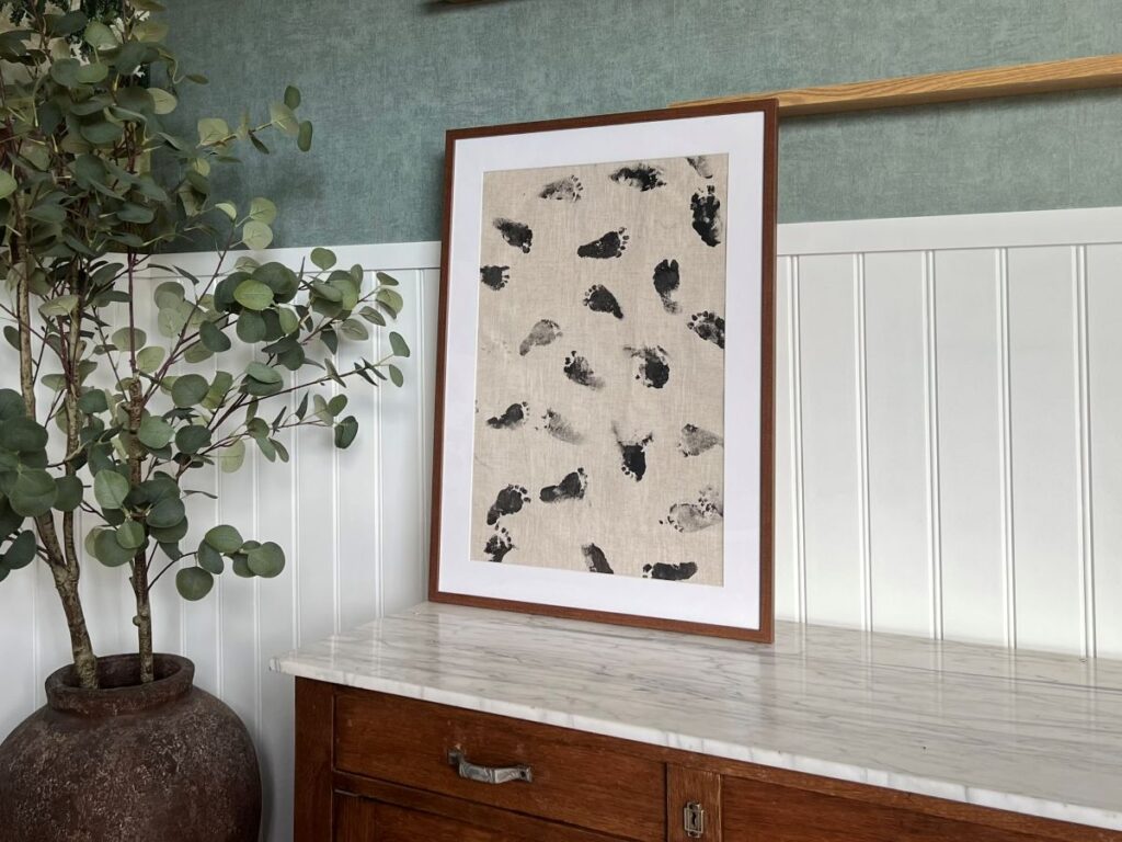 Voetafdruk baby vastleggen op linnen in een schilderij