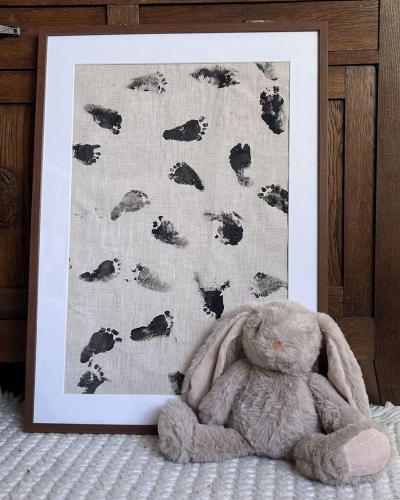 Voetafdruk baby op kinderkamer met knuffelkonijn