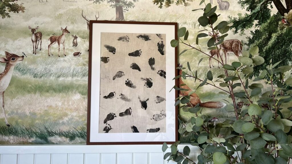 Voetafdruk baby op babykamer met bosthema