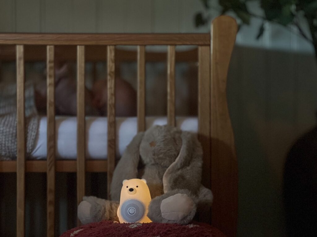 Bruno van Numsy staat in babyslaapkamer