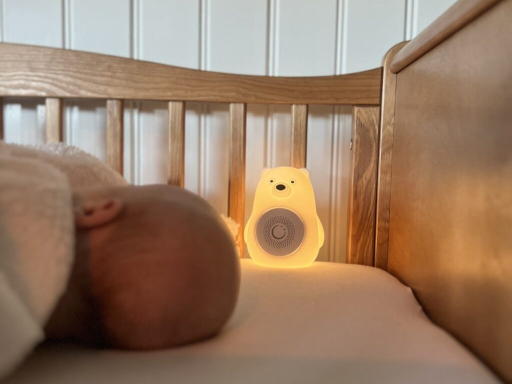 Baby slaapt met Numsy Bruno white noise