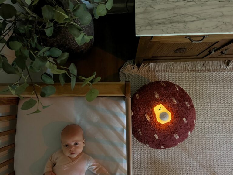 Bruno van Numsy - white noise machine met baby in slaapkamer