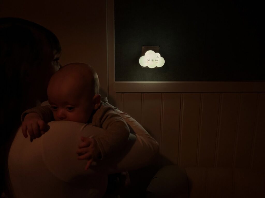 Een nachtlampje van Numsy als tips voor tijdens het nachtvoeden en tegen moe zijn