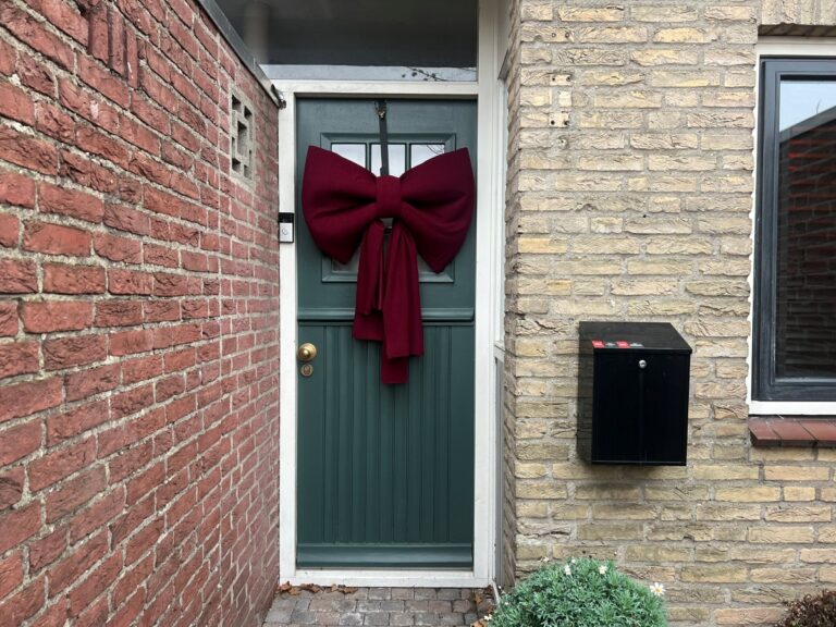 DIY Gigantische strik maken voor aan je voordeur met kerst