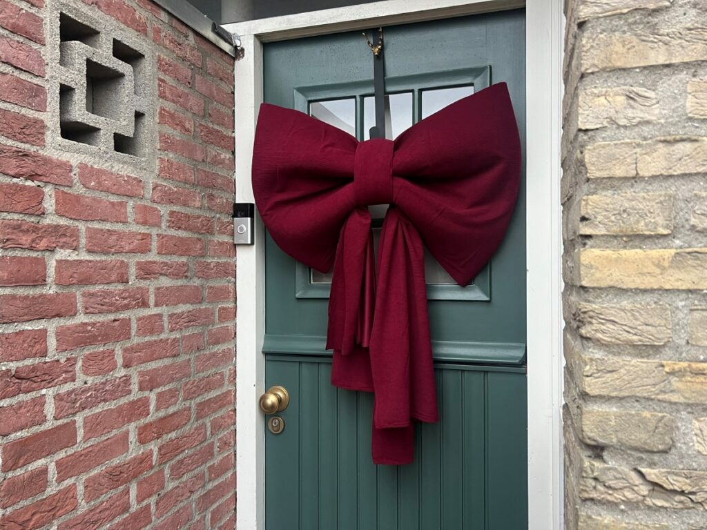 DIY gigantische strik maken voor je deur met kerst