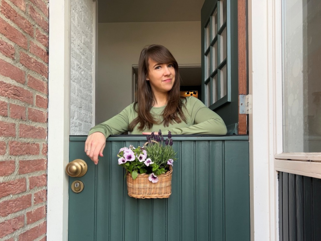 hangmand voordeur vol vrolijke lente planten