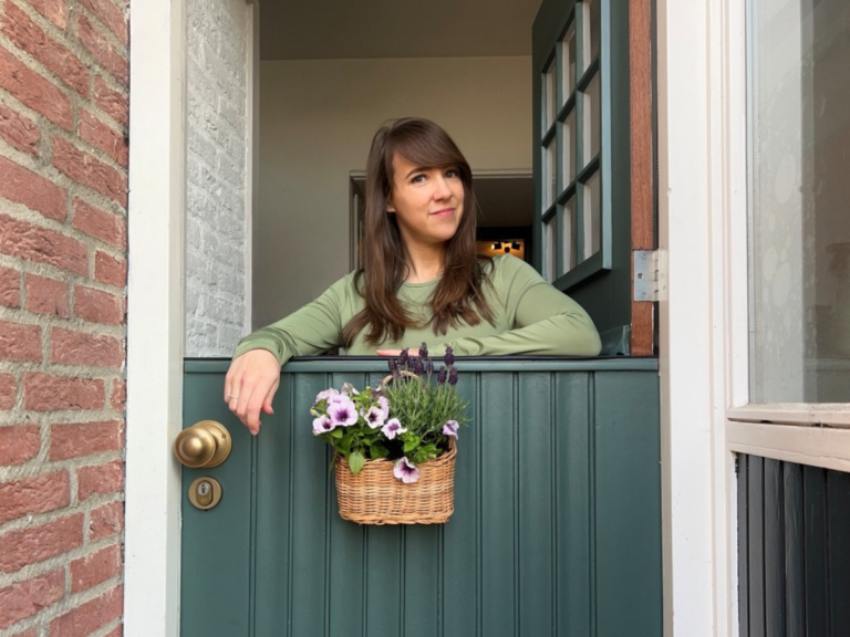 hangmand voordeur vol vrolijke lente planten